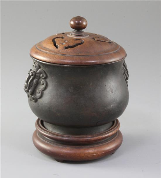 A Chinese bronze censer, gui, 17th/18th century, total height 14.5cm